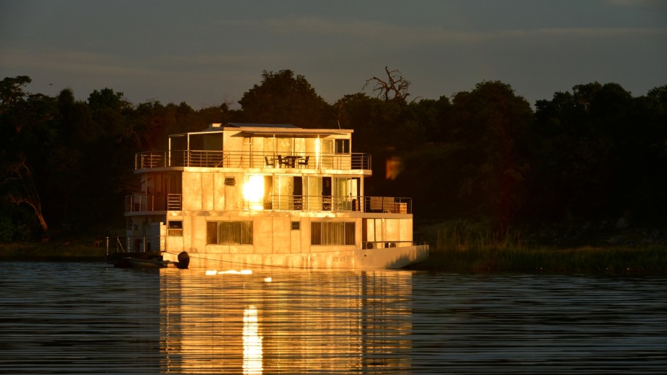 Botswana Chobe Princess in der Dämmerung