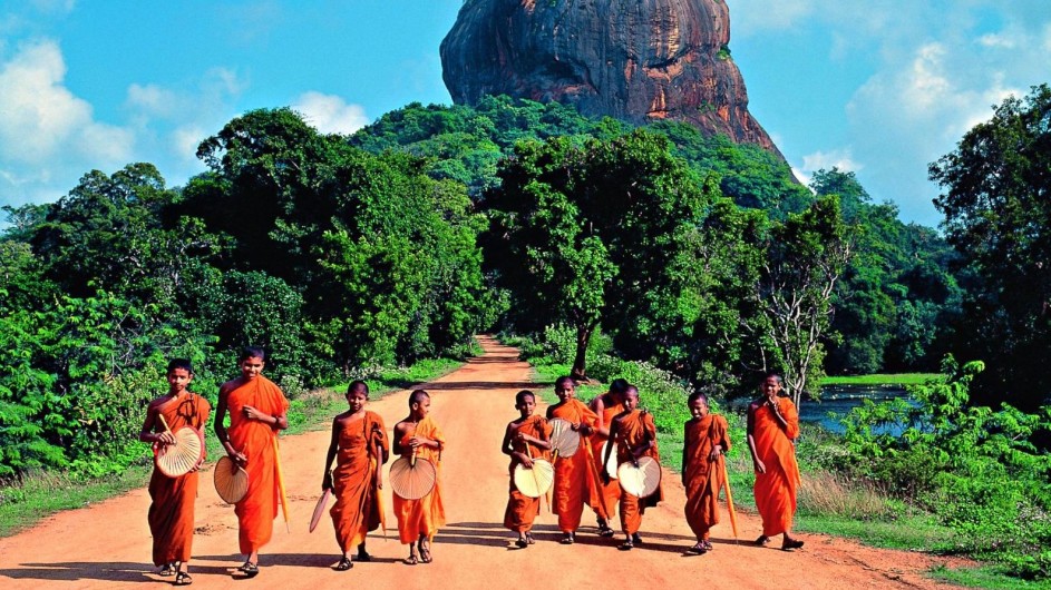 Sri Lanka Möche vor dem Sigiriya Rock