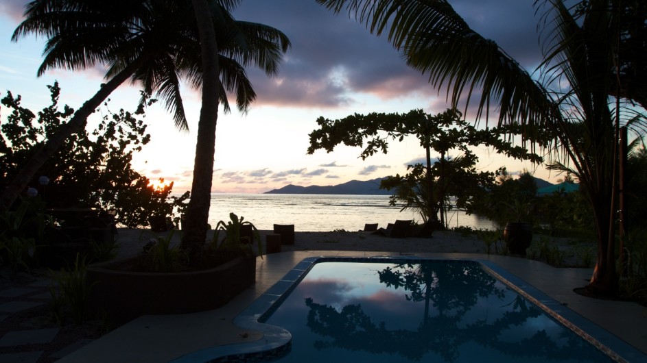 Seychellen La Dieuge Le Repaire Boutique Hotel Pool Sonnenuntergang