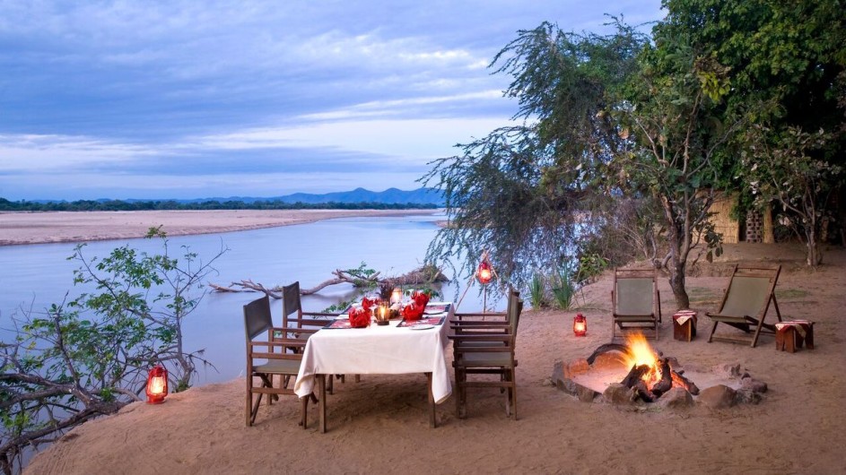 Zambia Island Bush Lodge Essen am Fluss