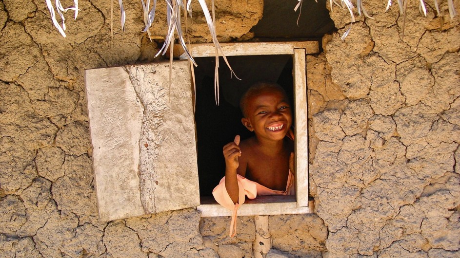 Tanzania Junge guckt aus dem Fenster