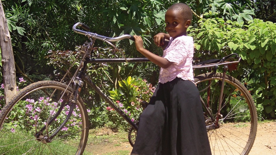 Tanzania Mädchen mit Fahrrad