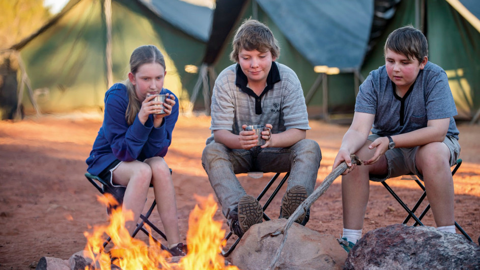 Australien Kings Canyon Wilderness Lodge Kinder am Lagerfeuer