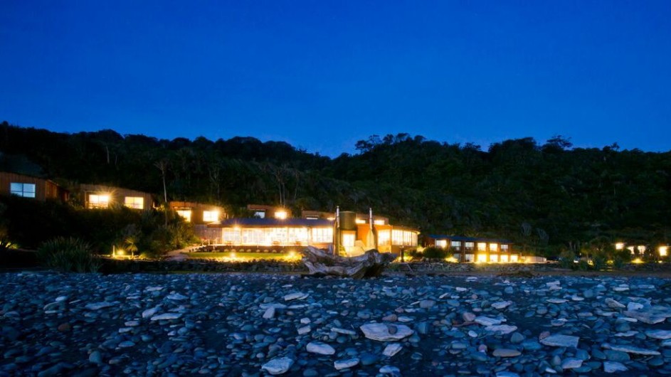 Neuseeland Westküste Punakaiki Resort Außenansicht abends