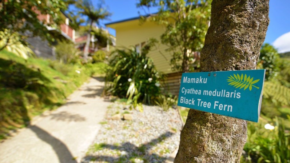 Neuseeland Marlborough Sound Punga Cove Resort Schild im Garten