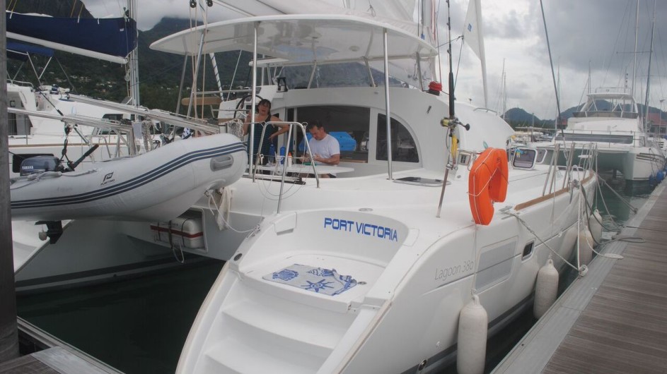 Seychellen Bat o Bleu Segelkatamaran Lagoon 380 im Hafen