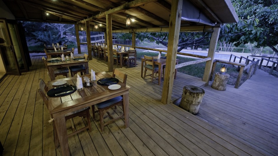 Südafrika Rocktail Beach Camp Terrasse mit Dinner