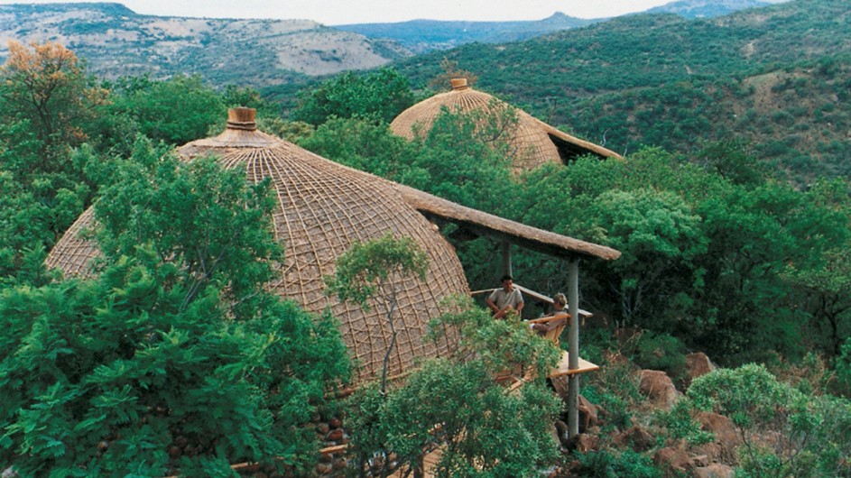 Südafrika Rorke´s Drift Isibindi Zulu Lodge Zimmer Außenansicht 