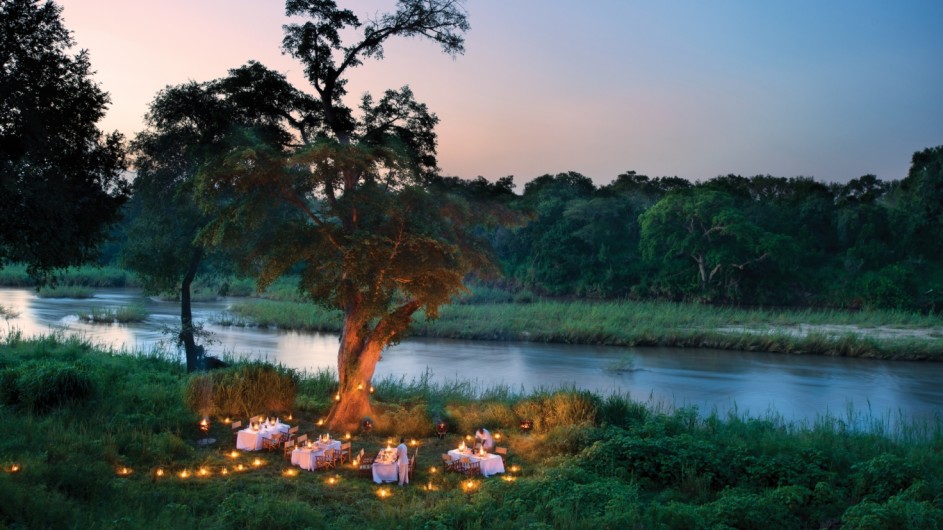 Südafrika Sabi Sand Game Reserve Lion Sands Narina Lodge Dinner am Fluss