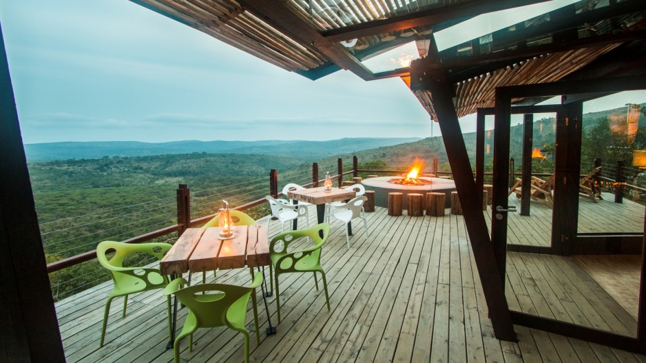Südafrika Hluhluwe Game Reserve Rhino Ridge Safari Lodge Terrasse mit Feuerstelle