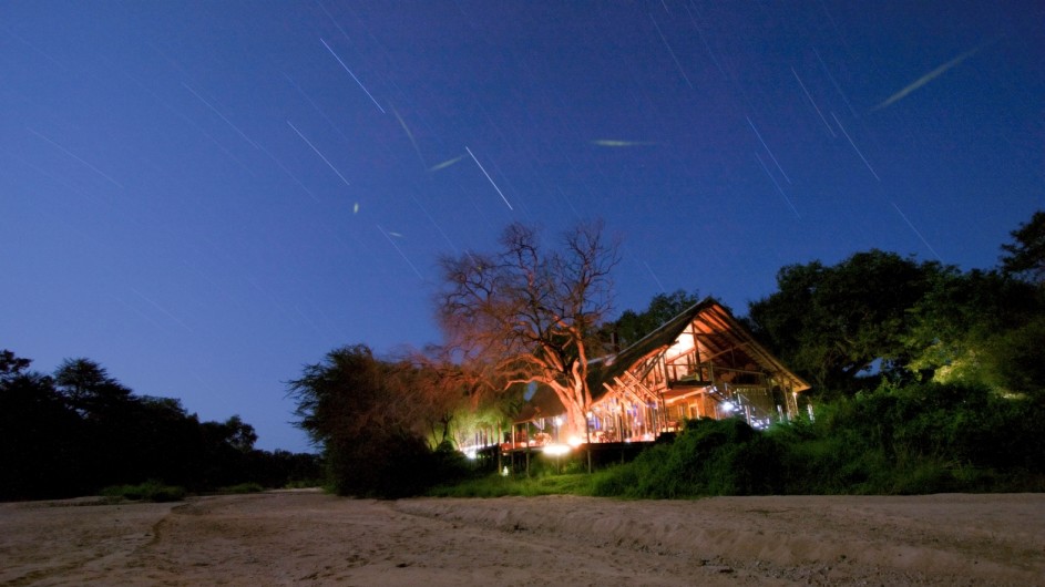 Südafrika Krüger Nationalpark Rhino Post Safari Lodge Haupthaus bei Nacht