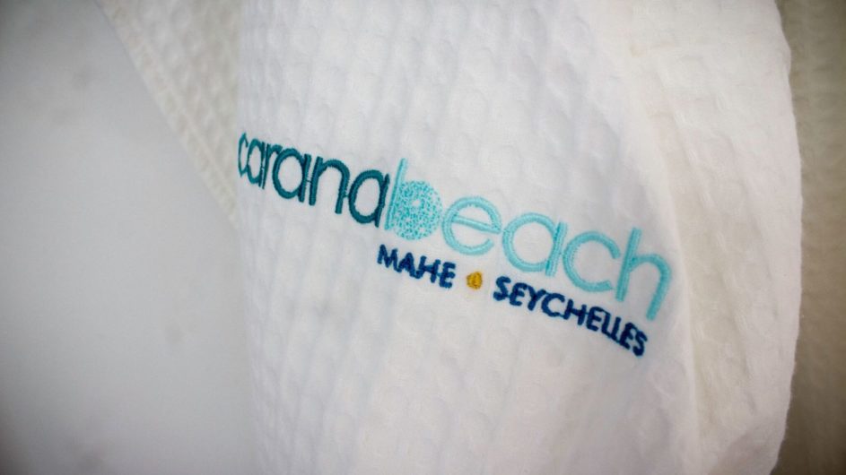 Seychellen - Mahe - Bademantel - Carana Beach Hotel
