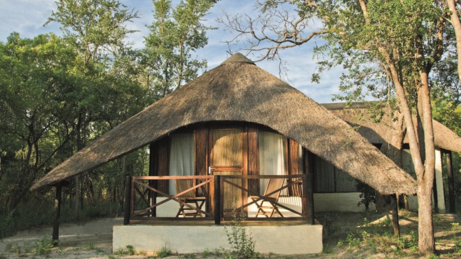 Namibia Caprivi Lianshulu Bush Lodge Zimmer außen