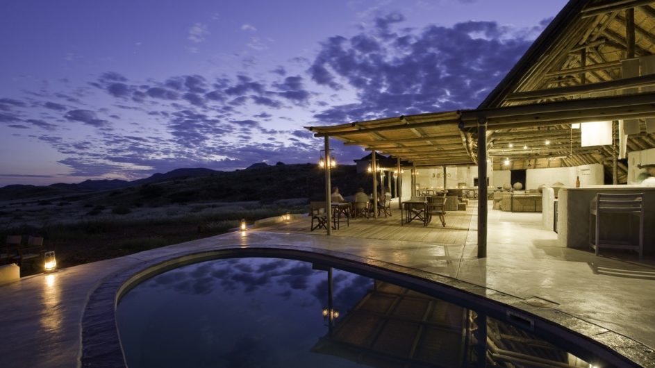 Namibia Damaraland Camp Pool und Terrasse