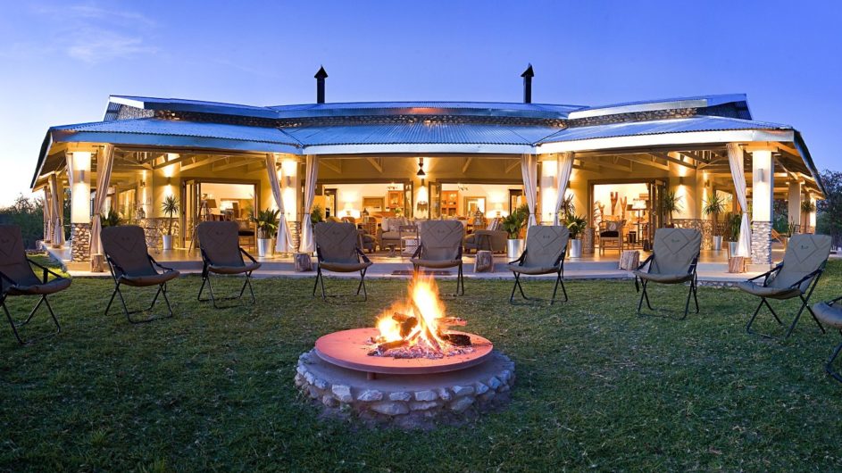 Namibia Etosha Nationalpark Mushara Outpost Lagerfeuer