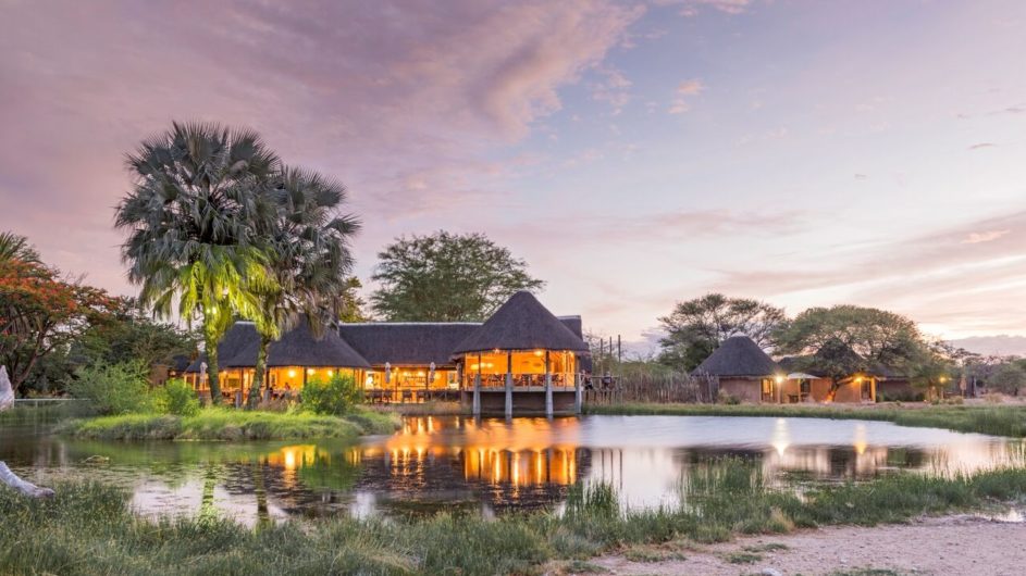 Namibia Etosha Nationalpark Onguma Bush Camp Ansicht mit Wasserloch