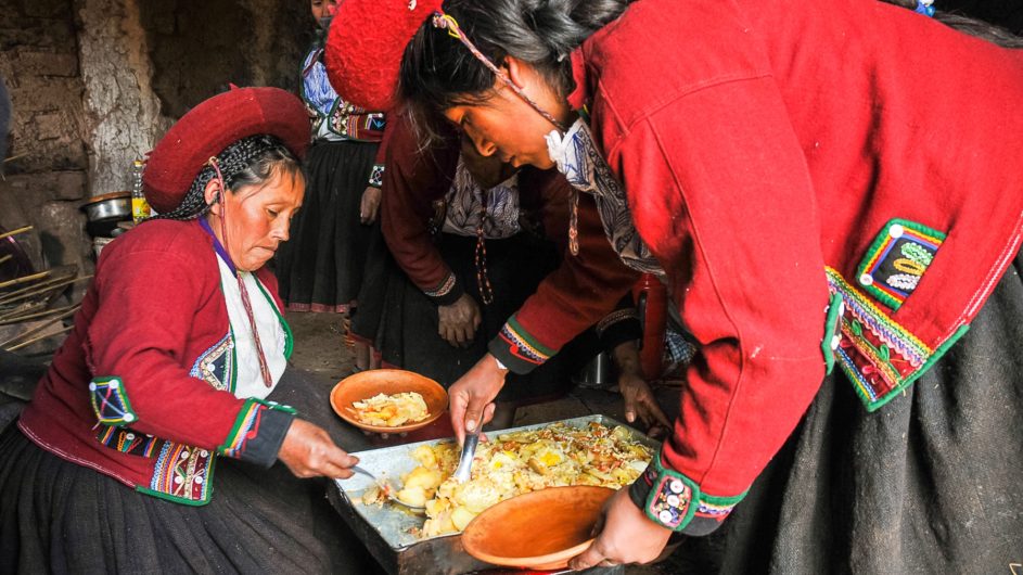 Boliven Peru Kleingruppenreise Uyuni Chamäleon Reisen Mittagessen Frauen in Tracht