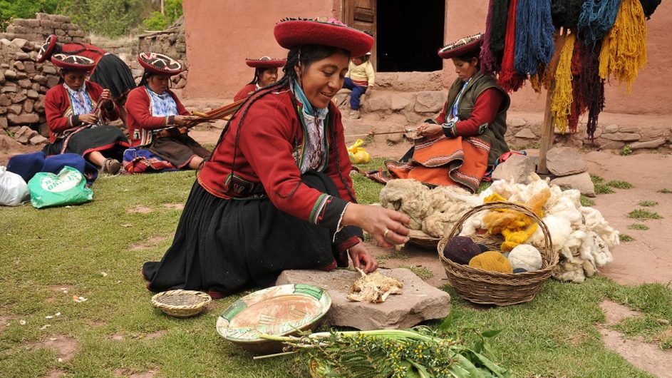 Peru Chamäleon Reisen Kleingruppenreise Machu Picchu Andendorf Frauen