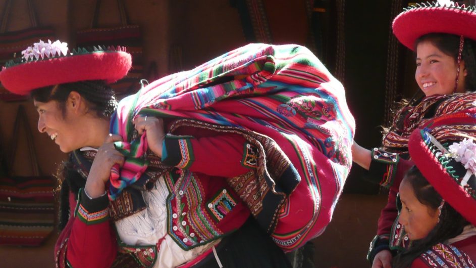 Boliven Peru Kleingruppenreise Uyuni Chamäleon Reisen Frauen in Tracht