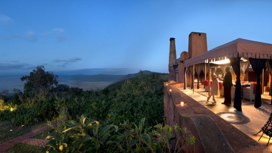 Tanzania andBeyond Ngorongoro Crater Lodge Aussicht Terrasse Dinner