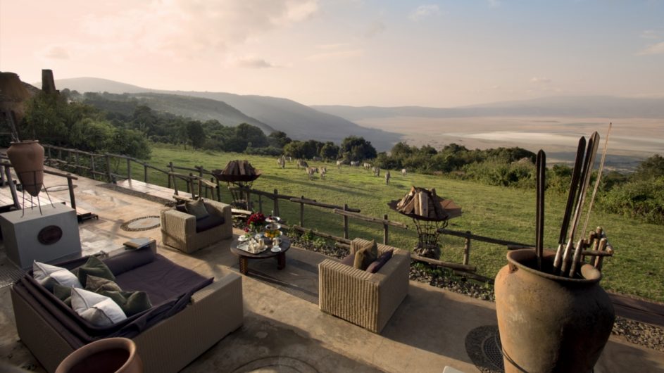 Tanzania andBeyond Ngorongoro Crater Lodge Terrasse mit Aussicht