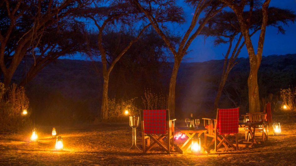 Tanzania Sanctuary Ngorongoro Crater Camp Drink am Abend Lagerfeuer