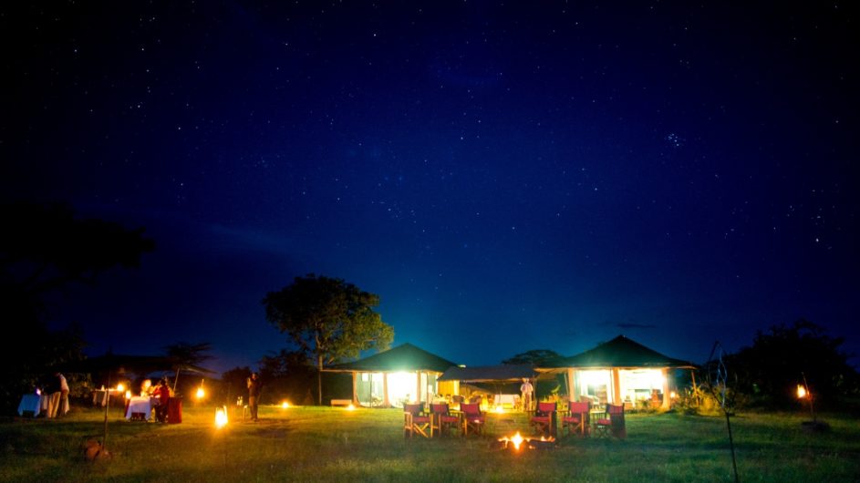 Tanzania Sanctuary Serengeti Migration Camp Ansicht abends Dinner