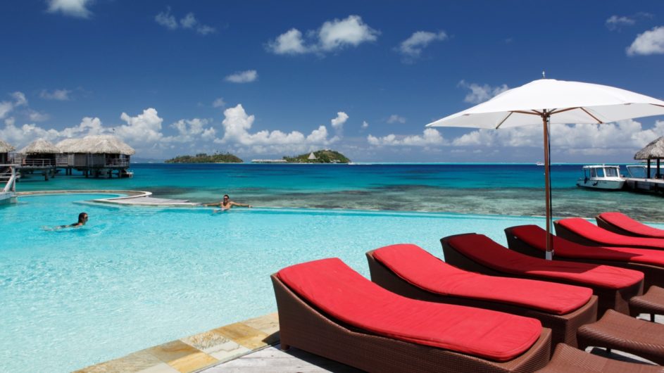 Französisch Polynesien Bora Bora Sofitel Marara Beach Resort Pool mit Liegen