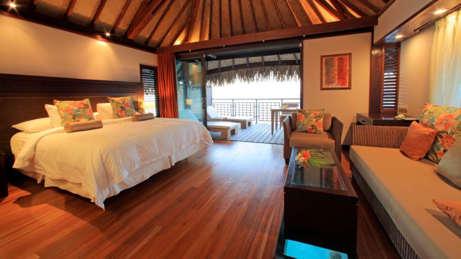 Französisch Polynesien Hilton Moorea Lagoon Resort Overwater Bungalow Schlafzimmer