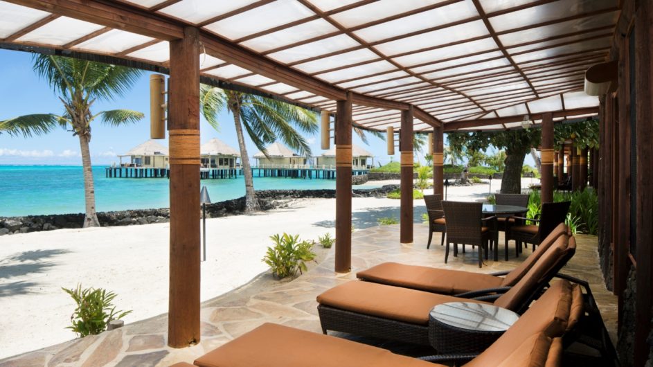 Samoa Upolu Coconut Beach Club Resort Strandbungalow Terrasse