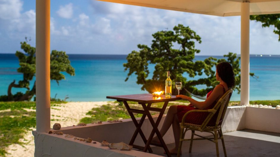 Tonga Haapai Sandy Beach Resort Drink auf der Terrasse