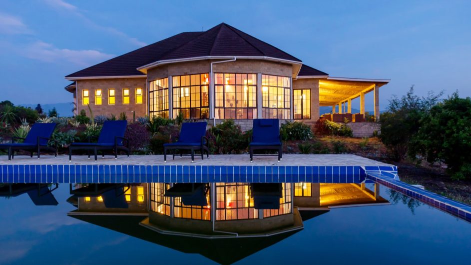 Uganda - Great Lakes Safaris - Queen Elisabeth NP - Elephant Plains - Haupthaus außen