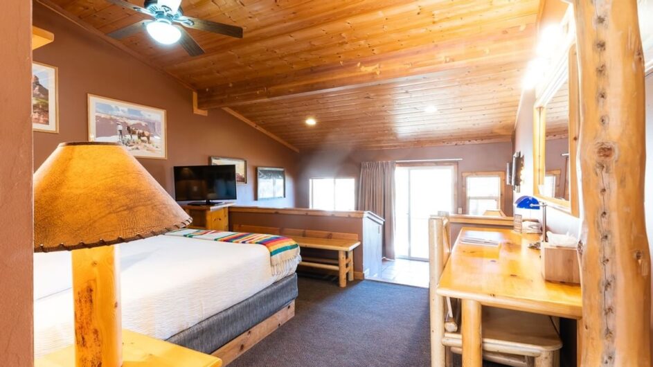 USA - Utah - Red Cliffs Lodge - River King Suite