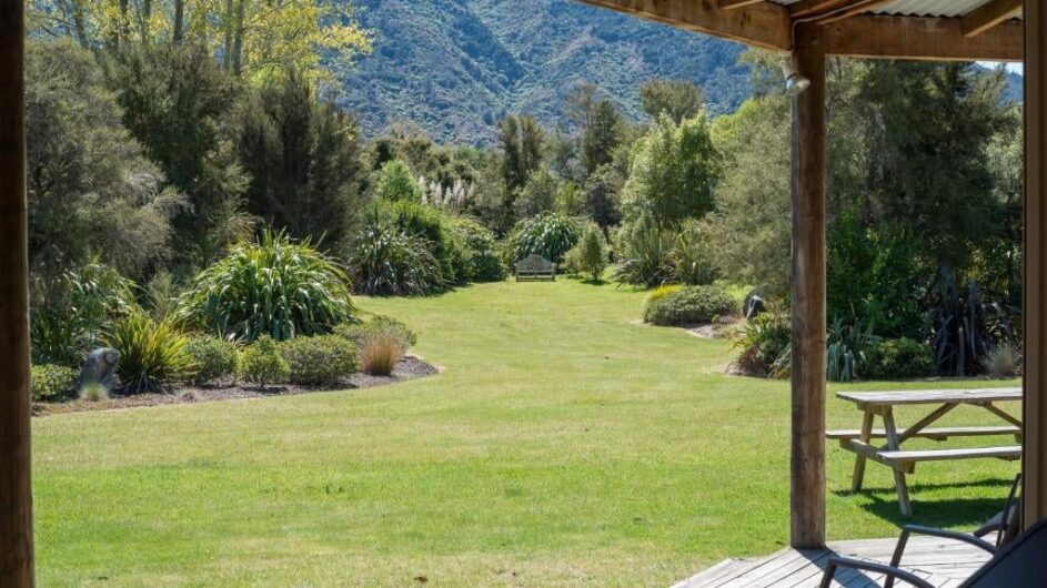 Neuseeland - Abel Tasman NP - Abel Tasman Lodge - Garten