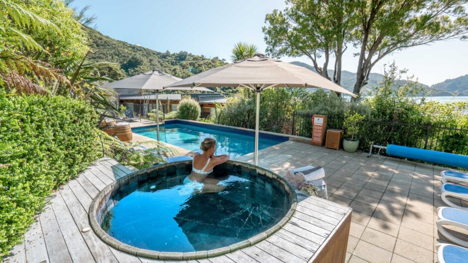 Neuseeland - Queen Charlotte Sound - Bay of Many Coves Resort - Pool